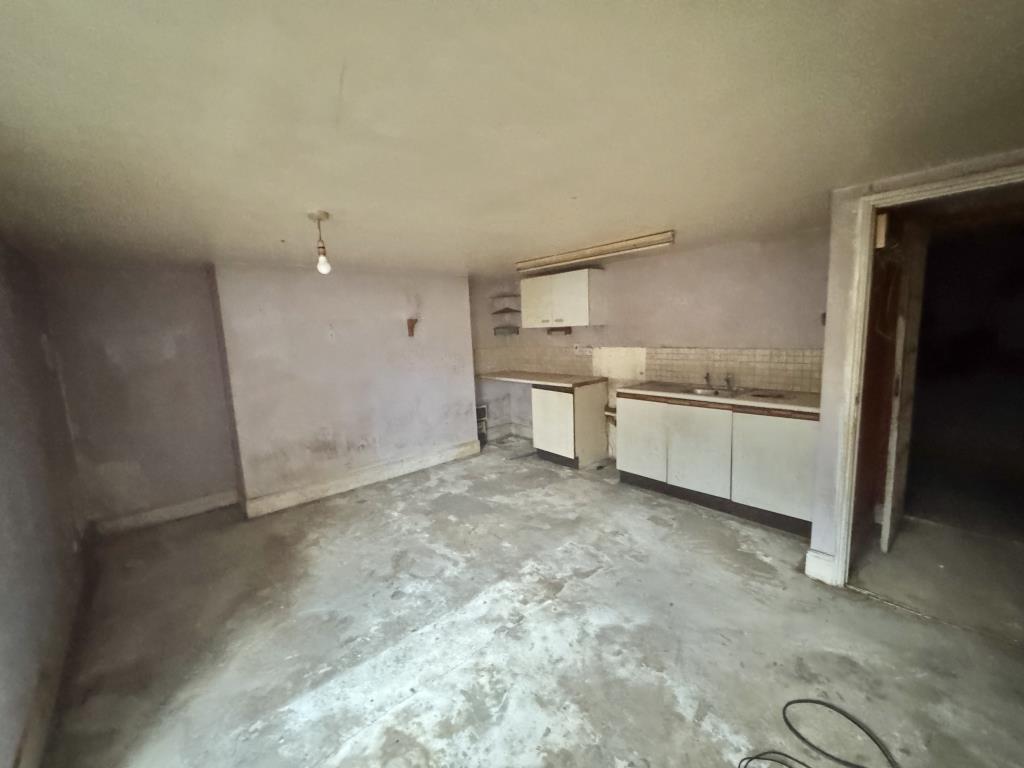 Lot: 104 - FLAT FOR IMPROVEMENT - Kitchen